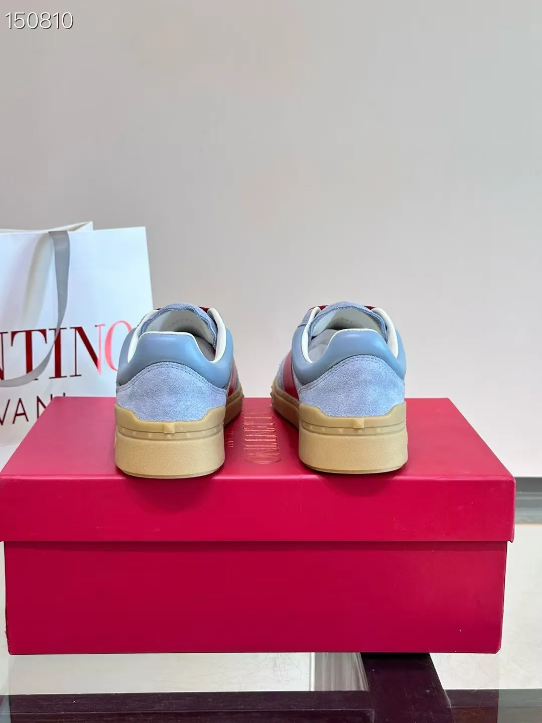 Men's men's shoes 💰440 [New style] 🐡🐡Original quality Top version on the market VALENTINO (Valentino) 2023 latest fashion week catwalk [couples 👫 style], unique design, fashionable people specialize in thin feet 🔥A fashion product of Baita [strong] Fabric: The toe is made of high mercerized triangular grain cowhide and A-grade full-grain cowhide tower, original lasting process Inner lining: cowhide lining + PU hanging mesh feet, heel and tongue decorated with VaIentin* shallow relief oversized rivets Size: 38-44 (45 can be customized